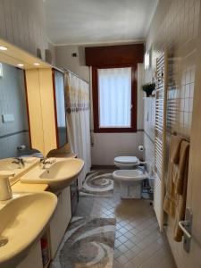a bathroom with two sinks and two toilets at LA MAR Apartment Zelarino in Zelarino