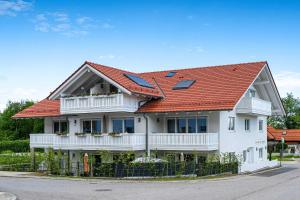 RottauBeim Gruber的橙色屋顶的白色房子