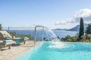 een zwembad met een fontein in het midden bij Villa Giovannina in Perama