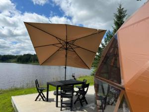 Výhled na řeku, která protéká v blízkosti luxury tent