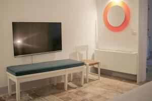 Villa Starace - Appartamento Rosmarinoにあるテレビまたはエンターテインメントセンター