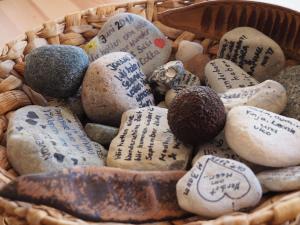 een mand vol stenen met teksten erop bij Meerblick 9 - Großenbrode in Großenbrode