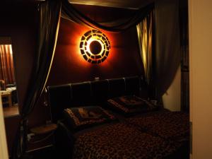 een slaapkamer met een bed en een lamp aan de muur bij Meerblick 9 - Großenbrode in Großenbrode +15 foto's