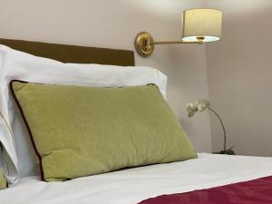 Postel nebo postele na pokoji v ubytování Hotel Maxim Axial