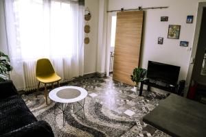 una sala de estar con un sofá y una mesa en Appartement La Gare Viotte, en Besançon