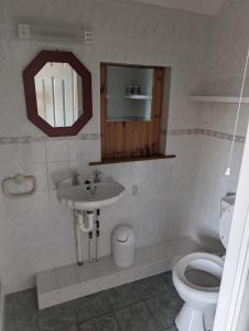 un baño con lavabo e inodoro en Clare House Bed & Breakfast, en Ballycastle
