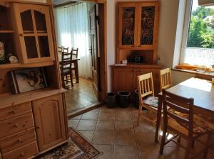 Kuchyň nebo kuchyňský kout v ubytování Dom Gościnny Pod Dębem