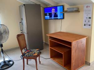 TV a/nebo společenská místnost v ubytování Nuits étoilés