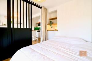 Postel nebo postele na pokoji v ubytování Oasis de bohème, plage à pied