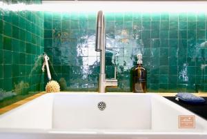 Koupelna v ubytování Oasis de bohème, plage à pied + 17 fotografií