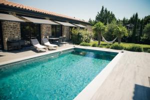 una piscina con patio y una casa en Maison privée provençale, en Rochefort-du-Gard 7 fotos más