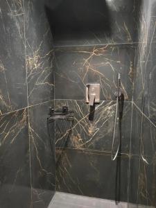baño con pared de mármol negro en Maison privée provençale, en Rochefort-du-Gard
