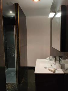 un baño con lavabo y ducha en Maison privée provençale, en Rochefort-du-Gard
