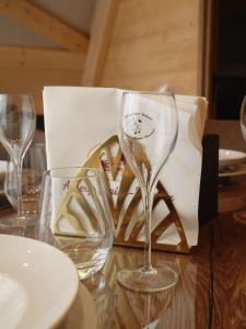 a table with two wine glasses and a basket of bread at Auberge Saint Fergeux in Gionges