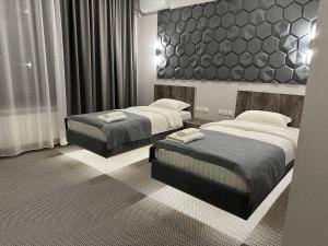 Postel nebo postele na pokoji v ubytování Grand Way Hotel
