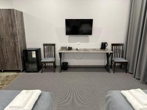TV a/nebo společenská místnost v ubytování Grand Way Hotel