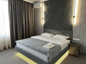 Postel nebo postele na pokoji v ubytování Grand Way Hotel