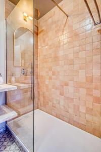 Ένα μπάνιο στο Elegant Suite Inn Paris la Defense