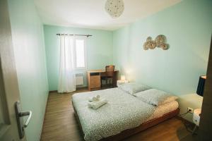 Katil atau katil-katil dalam bilik di "Charmante maison de ville" au coeur de la cité médiévale