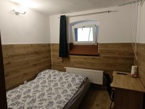 sypialnia z łóżkiem, biurkiem i oknem w obiekcie Pokoje na wynajem Gdańsk w Gdańsku