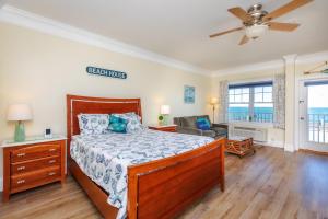 Postel nebo postele na pokoji v ubytování Atlantic Breeze Suites