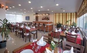 une salle à manger avec des tables et des chaises dans un restaurant dans l'établissement Grand Unal Hotel, à Istanbul
