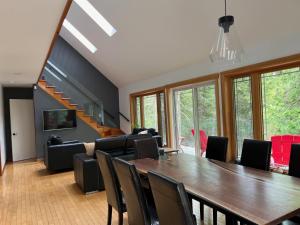 ein Esszimmer mit Tisch und Stühlen in der Unterkunft 3bdrs Lakefront Chalet Peaceful Retreat in Mont-Laurier
