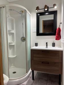 Bilik mandi di 3bdrs Lakefront Chalet Peaceful Retreat +36 gambar
