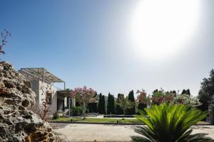 ValsamóneroにあるVilla Xagnadoの背景の木々の見える建物