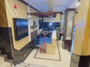 TV a/nebo společenská místnost v ubytování Three Dot Hotel