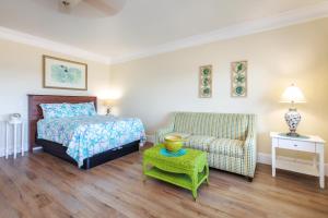 Postel nebo postele na pokoji v ubytování Atlantic Breeze Suites