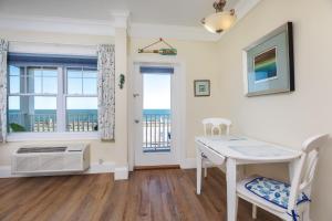 Postel nebo postele na pokoji v ubytování Atlantic Breeze Suites