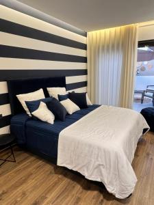 Studio4 Comfortable rest في الدار البيضاء: غرفة نوم بسرير ازرق مع شراشف ووسائد بيضاء