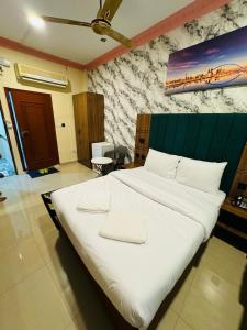 Postel nebo postele na pokoji v ubytování Three Dot Hotel + 30 fotografií