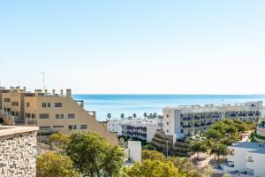 Blick auf das Meer von einer Stadt in der Unterkunft Luxury flat beach ressort sea view in Arenales del Sol