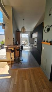 Kuchyň nebo kuchyňský kout v ubytování Le toit chic à 15 mn Paris Centre + 13 fotografií