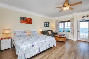 Postel nebo postele na pokoji v ubytování Atlantic Breeze Suites