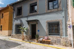 un edificio azul con un banco delante en La Granja Villa, en La Granja de San Ildefonso