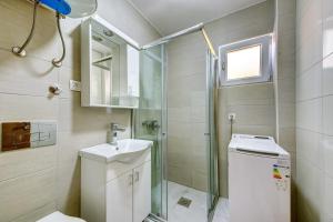 Un baño de Nike's Apartment