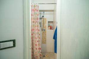 une salle de bain avec une douche avec un rideau de douche dans l'établissement Trullo Tre Coni, à Cisternino 13 autres photos