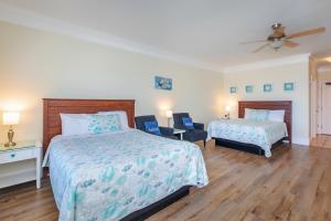 Postel nebo postele na pokoji v ubytování Atlantic Breeze Suites