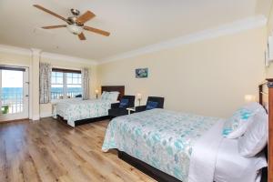 Postel nebo postele na pokoji v ubytování Atlantic Breeze Suites