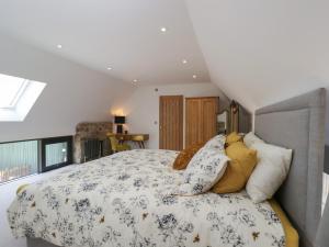 Un dormitorio con una cama grande con almohadas. en The Hay Barn, en Gloucester