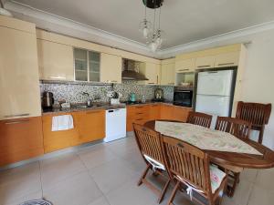 Η κουζίνα ή μικρή κουζίνα στο Garden Floor Flat in a Beachfront Complex with a Pool