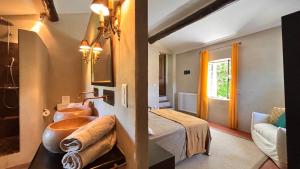 Ένα ή περισσότερα κρεβάτια σε δωμάτιο στο Le Mas de Bonnety - Magnifique mas 12 personnes au Pied du Mont Ventoux +40 φωτογραφίες