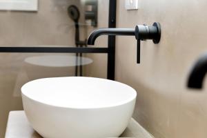 ein weißes Waschbecken und ein Wasserhahn im Bad in der Unterkunft Oceanfront villa Casa Mar Azul in Kralendijk