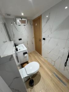胡塞马Appartement vue sur mer - Calabonita的配有白色马桶和水槽的浴室