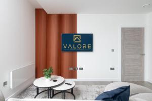 布莱奇利Modern Flat with Parking - Last Min Deals Available的客厅配有桌子和墙上的标志