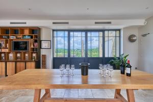 duży drewniany stół z kieliszkami do wina w obiekcie NEW! 5 star classified Deluxe Wine Estate w mieście Montagne