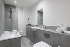 布莱奇利Modern Flat with Parking - Last Min Deals Available的带马桶、浴缸和水槽的浴室 更多15张照片